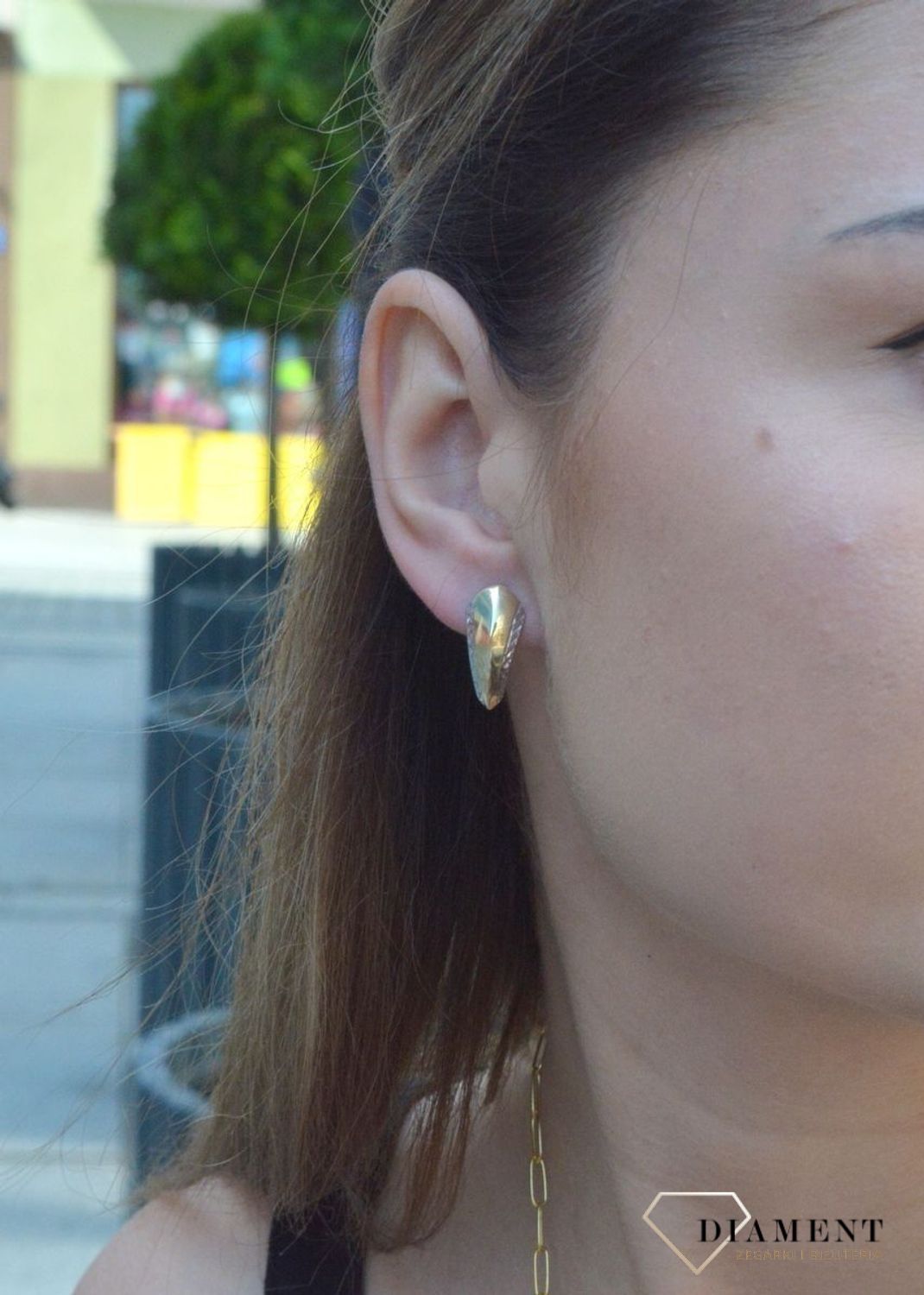 Złote koczyki z zapięciem angielskim z białym złotem próba 333 KL 2126A 333. Złote kolczyki 333 połączenie białego i żółtego złota. Szlachetny blask wyjątkowego kruszcu zamknięty w oryginalnej formie. Wyjątkowa biżuteria wykon.jpg